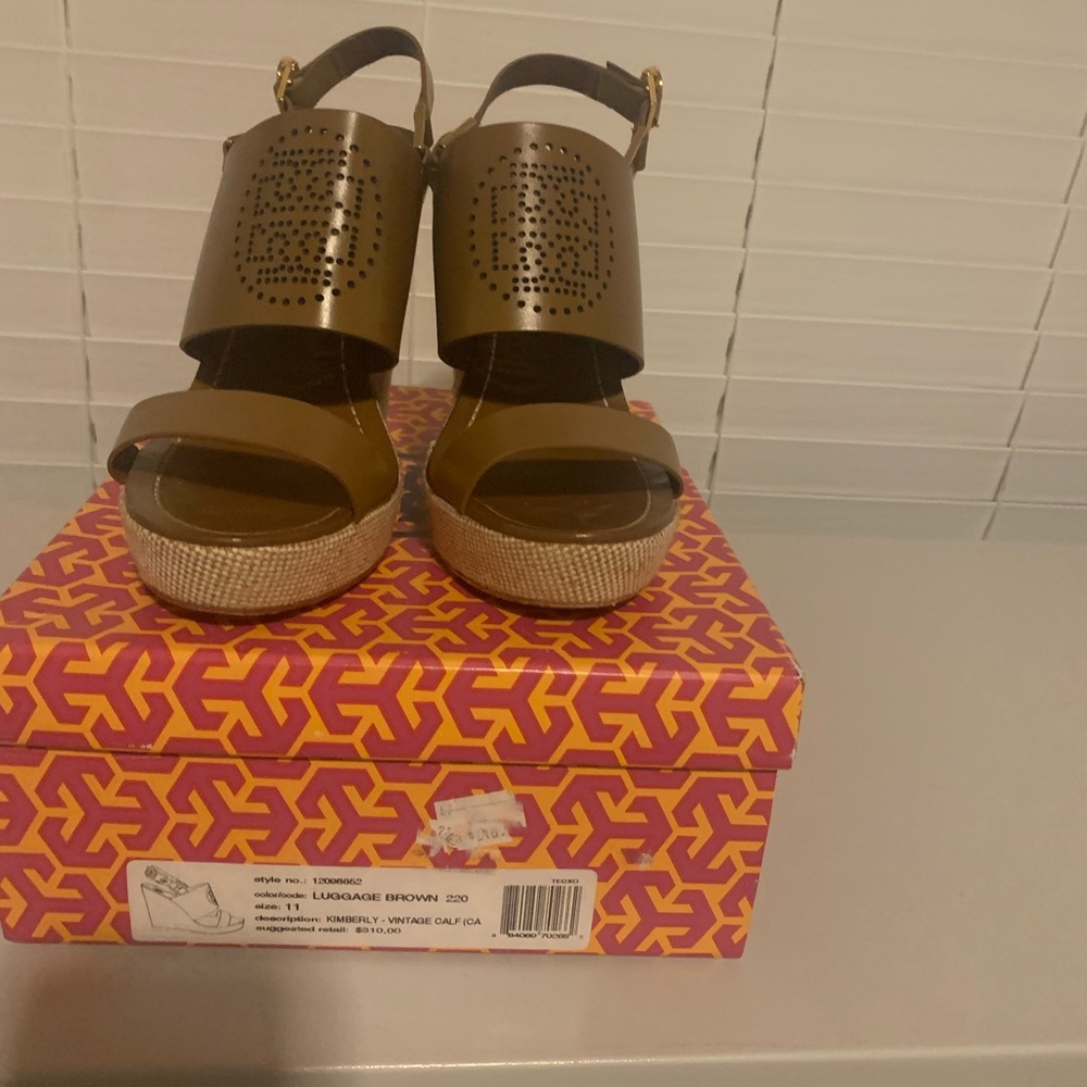 Kimberly Vintage Wedges in luggage brown.